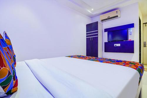Cama o camas de una habitación en FabExpress Embassy Suites - Nr BKC
