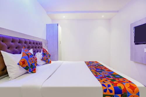Cama o camas de una habitación en FabExpress Embassy Suites - Nr BKC