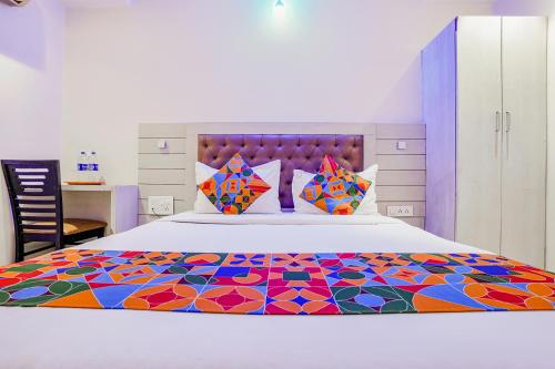 Cama o camas de una habitación en FabExpress Embassy Suites - Nr BKC