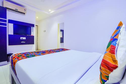 Cama o camas de una habitación en FabExpress Embassy Suites - Nr BKC