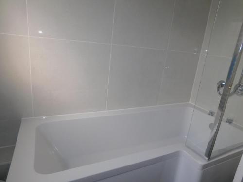 Bilik mandi di 14 Links Way - Keys Holiday Cottages