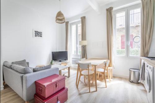 un salon avec un canapé et une table dans l'établissement 78GOUF - Appartement confortable au coeur de la ville, à Marseille