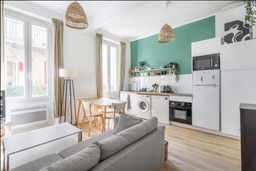 un salon avec un canapé et une cuisine dans l'établissement 78GOUF - Appartement confortable au coeur de la ville, à Marseille