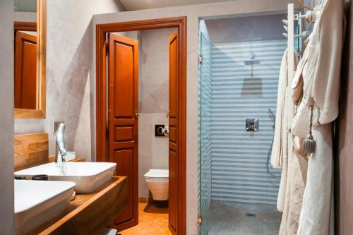 Salle de bains dans l'établissement Ysalis Riad Restaurant & Spa