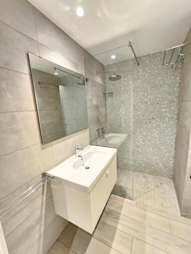 Bilik mandi di "Luxe Residence" Marsa avec Parking