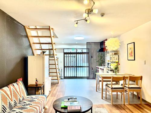 Foto sihtkohas Osaka asuva majutusasutuse Summit Villa 中崎町駅3分鐘 梅田商圈大阪駅 3階日式傳統町屋 100平超大空間 galeriist