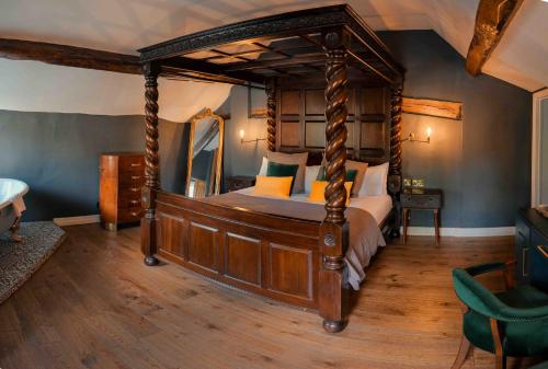 1 dormitorio con 1 cama grande con dosel en una habitación en The Bridge, en Macclesfield