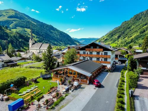 ラウリスにあるHotel Sonnhof Raurisの山のある町の空中
