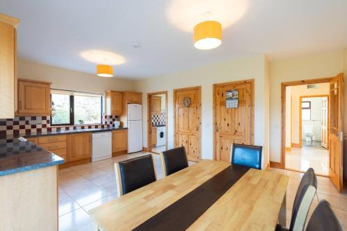 Kuchyň nebo kuchyňský kout v ubytování Tranquil Dingle Hideaway