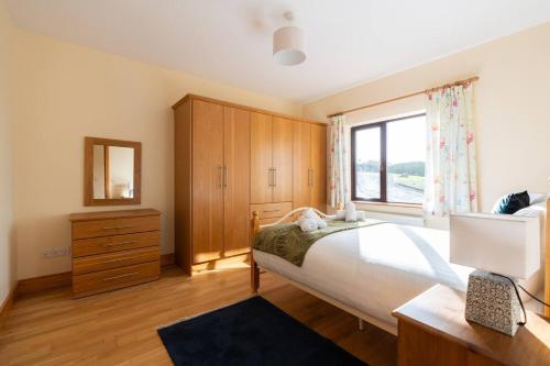 Postel nebo postele na pokoji v ubytování Tranquil Dingle Hideaway