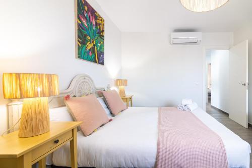 Postel nebo postele na pokoji v ubytování Malaga Center Flat Beach & Terrace