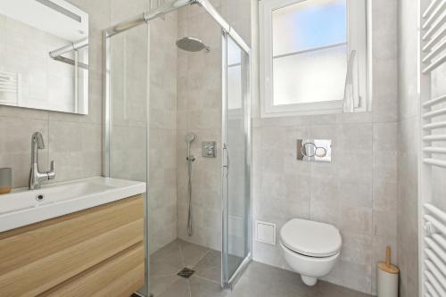 une salle de bain avec une douche, des toilettes et un lavabo dans l'établissement Cosy apartment - 4P 1BR - Porte-Dauphine-Trocadero, à Paris