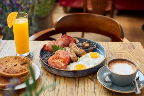 - un plateau de petit-déjeuner composé d'œufs et de pain grillé sur une table dans l'établissement The Winning Post, à Windsor