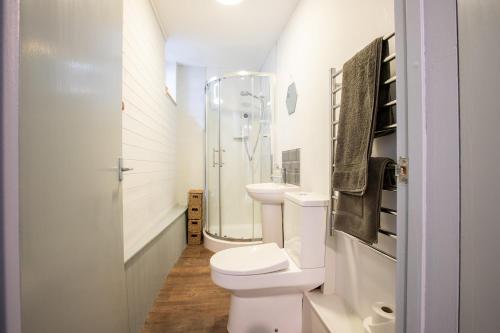 Ένα μπάνιο στο Quirky & Cosy Apartment in Brixham Centre, Devon