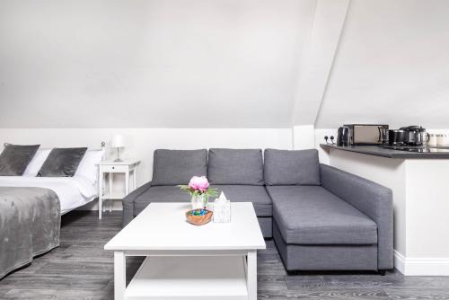 a living room with a couch and a coffee table at Bright, Restful Coach House in Central Sevenoaks in Sevenoaks