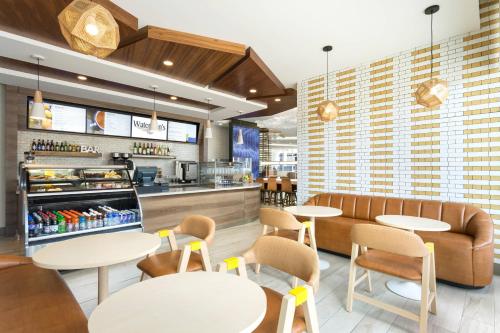 a restaurant with tables and chairs and a counter at Courtyard by Marriott Santa Monica in Los Angeles