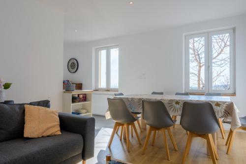 - un salon avec une table et six chaises dans l'établissement Le Gite De Luca, à Husseren-les-Châteaux