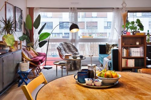 un salon avec une table avec un bol de fruits dessus dans l'établissement Atypical apartment in Butte Montmartre, à Paris