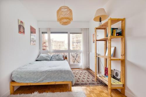 une chambre avec un lit et une fenêtre dans l'établissement Atypical apartment in Butte Montmartre, à Paris