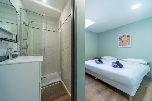une salle de bain avec un lit, une douche et un lavabo dans l'établissement T4 d'exception à Aix, à Aix-en-Provence