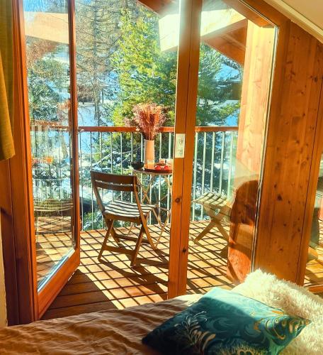 Cette chambre comprend un lit et une véranda. dans l'établissement Parenthèse Blanche - Au pied des pistes Paradiski, à La Plagne Tarentaise
