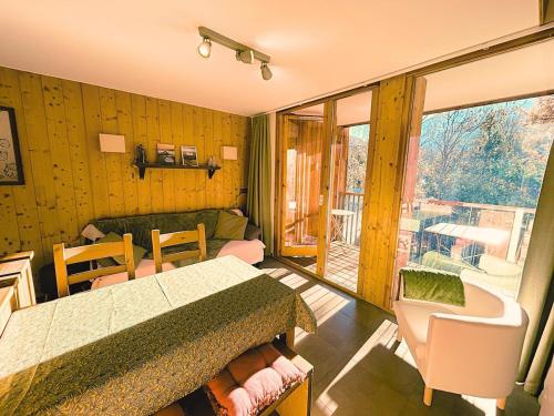 une chambre avec un lit et un salon dans l'établissement Parenthèse Blanche - Au pied des pistes Paradiski, à La Plagne Tarentaise