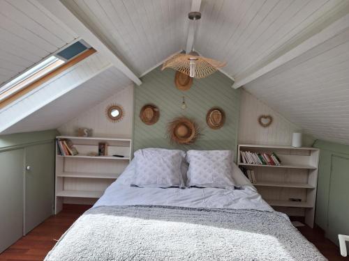 une chambre avec un lit dans un grenier dans l'établissement Superbe maison pour 6 pers - 850m de la plage, à Dinard