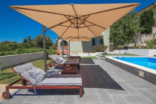 Four bedroom apartments near beach with pool