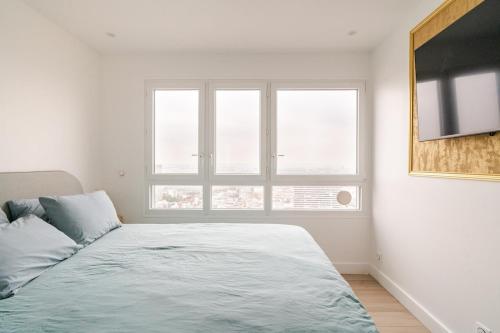 Nice Apartment with amazing view of Paris plus Parking