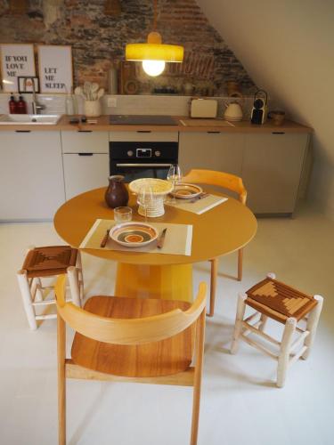 - une cuisine avec une table en bois, des chaises et une table dans l'établissement Studio Wabi Sabi Graslin, à Nantes