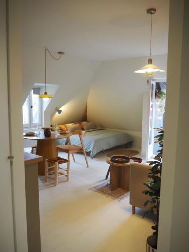 une pièce avec un lit et une table dedans dans l'établissement Studio Wabi Sabi Graslin, à Nantes