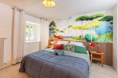 Un dormitorio con una cama con un cuadro en la pared. en Manoir de Kerat -classé 5 étoiles, en Arradon