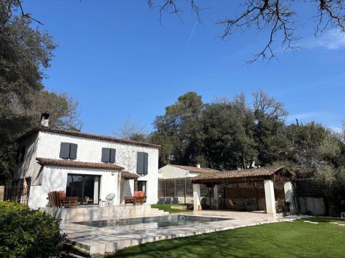 Magnifique villa moderne avec piscine à Mougins