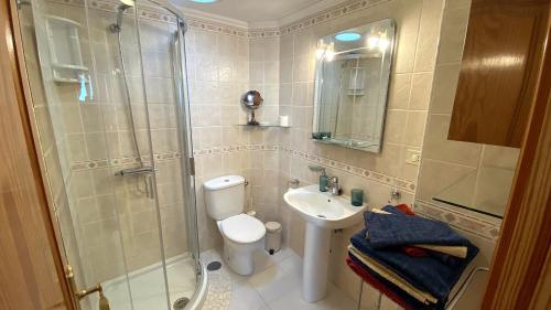 a bathroom with a shower and a toilet and a sink at App 308 - Wundervoller Meerblick, sehr zentrale Lage, angenehm ruhig in Tías