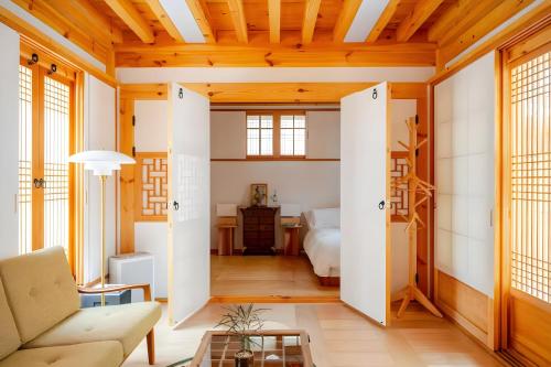 una sala de estar con un sofá y una cama en Numaru Stay - Luxury Private Hanoks in Seochon, Seoul, en Seúl