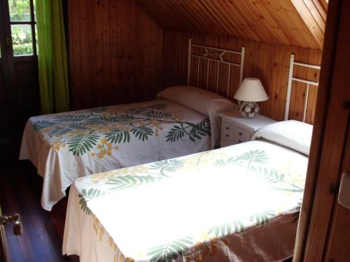 1 Schlafzimmer mit 2 Betten in einer Hütte in der Unterkunft La Casa de las Ostras in Mogro