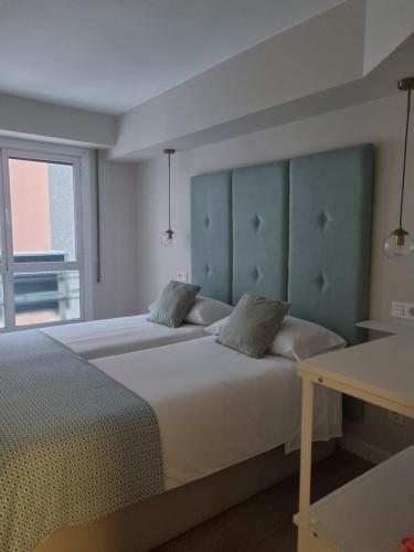 サラゴサにあるLa parada de San Domingo 2のベッド2台と窓のある寝室