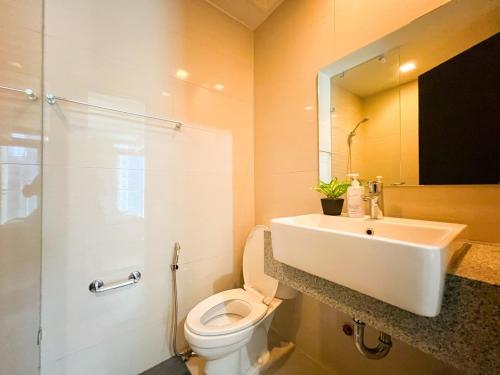 une salle de bain avec un lavabo, des toilettes et un miroir dans l'établissement Luxury BGC Condo Near Uptown,Grand Hyatt #upt219k, à Manille