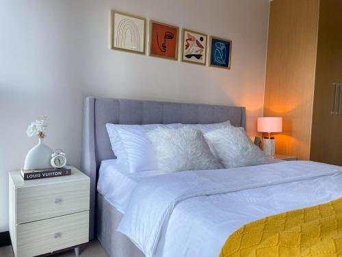 Una cama o camas en una habitación de Chic BGC Condo Near Uptown Parade #upt124r