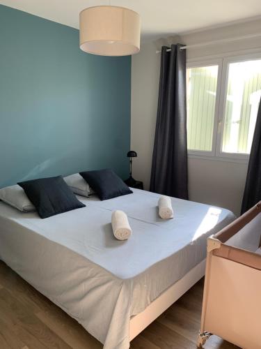 une chambre avec un grand lit avec deux serviettes dessus dans l'établissement Villa avec piscine Drome Provençale, à Montélimar