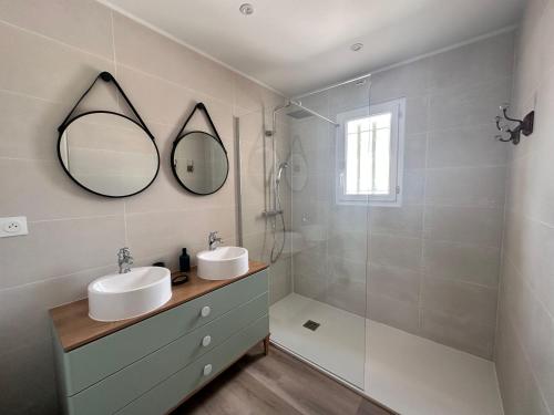 une salle de bain avec deux lavabos et une douche dans l'établissement Villa avec piscine Drome Provençale, à Montélimar