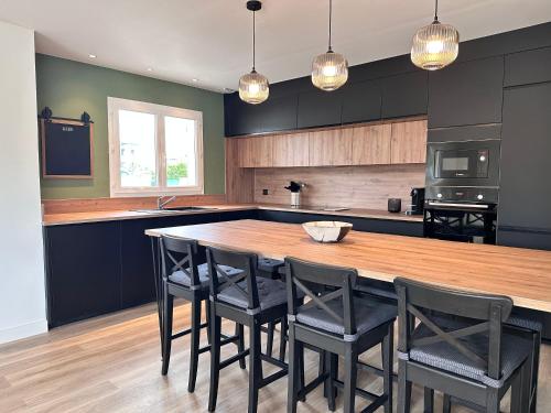 une cuisine avec une grande table et des chaises en bois dans l'établissement Villa avec piscine Drome Provençale, à Montélimar