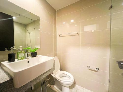Bilik mandi di Luxury BGC Condo Across Mitsukoshi #upt112b