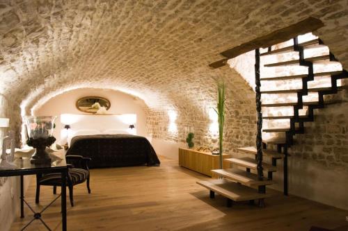 une chambre avec un lit et un escalier en colimaçon dans l'établissement Beautiful T2 hypercentre private courtyard, à La Rochelle