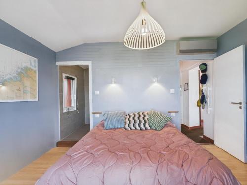 una camera da letto con un letto grande con pareti blu di Superbe villa à Plouguerneau les pieds dans l'eau a Plouguerneau