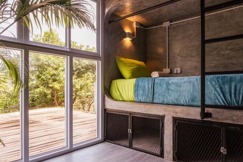 Кровать или кровати в номере Wonderland Jungle Hostel