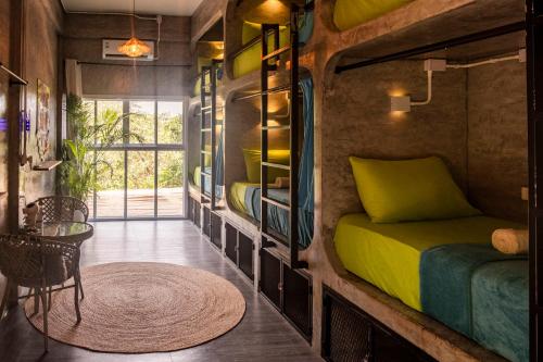 Гостиная зона в Wonderland Jungle Hostel