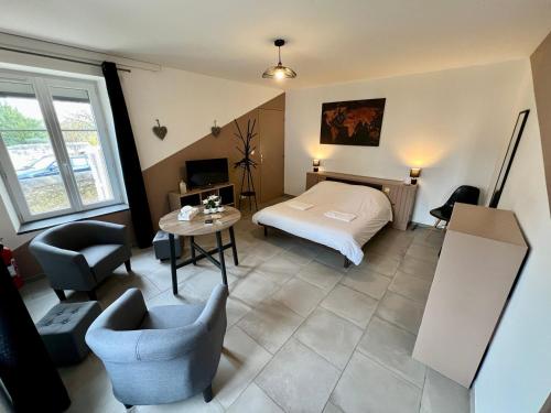 une chambre avec un lit, une table et des chaises dans l'établissement Chez Marcel - Maison 3 chambres, à Lussac-les-Châteaux