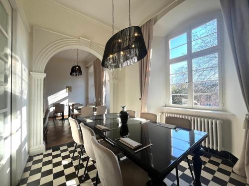 a dining room with a table and chairs at KAROLINGERHOF - Mosel in Kröv