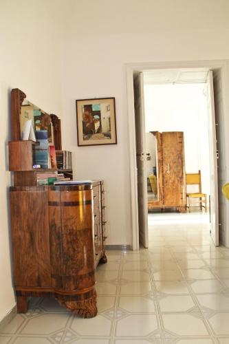 a living room with a large wooden chest in a room at Nomadi Sedentari - Irsina in Irsina